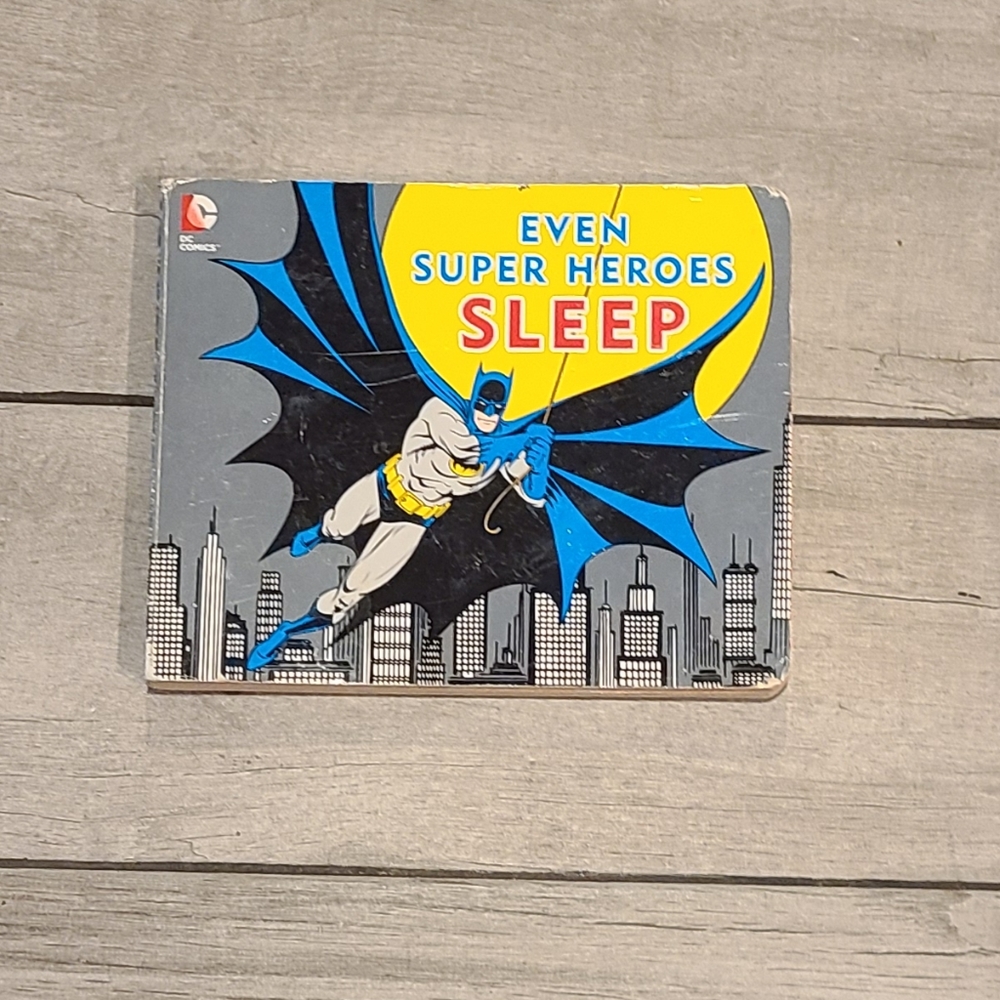 🍁DC comics Even Superheroes Sleep book🪅
